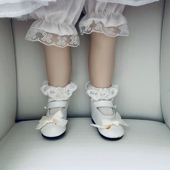 Franklin Heirloom First Holy Communion Collector Doll - Picture 6 of 6